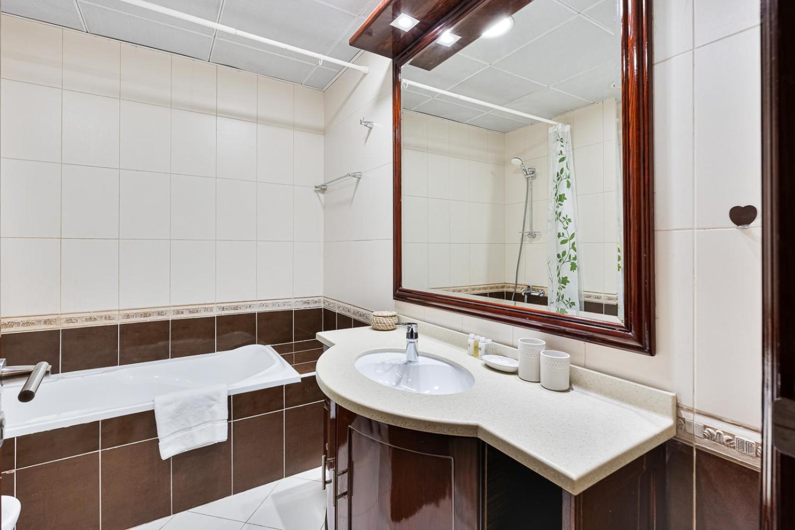 Luxury 2br With Waterfront Views Dubai