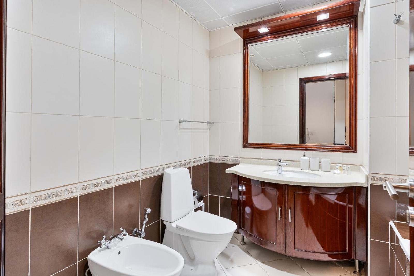 Luxury 2br With Waterfront Views * Dubai